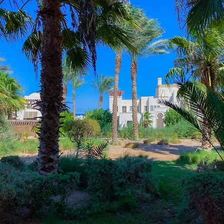 Nayah Stays, Ancient Sands Luxurious Pool Terrace Apartment